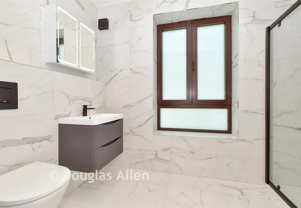 En-Suite - Quarter Four, Larkshall Road, Chingford - Wards of Kent
