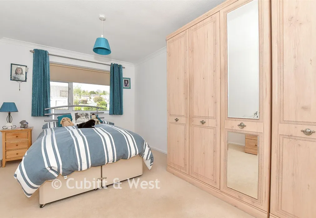 Bedroom 1 - Combe End, Crowborough, East Sussex - Wards of Kent