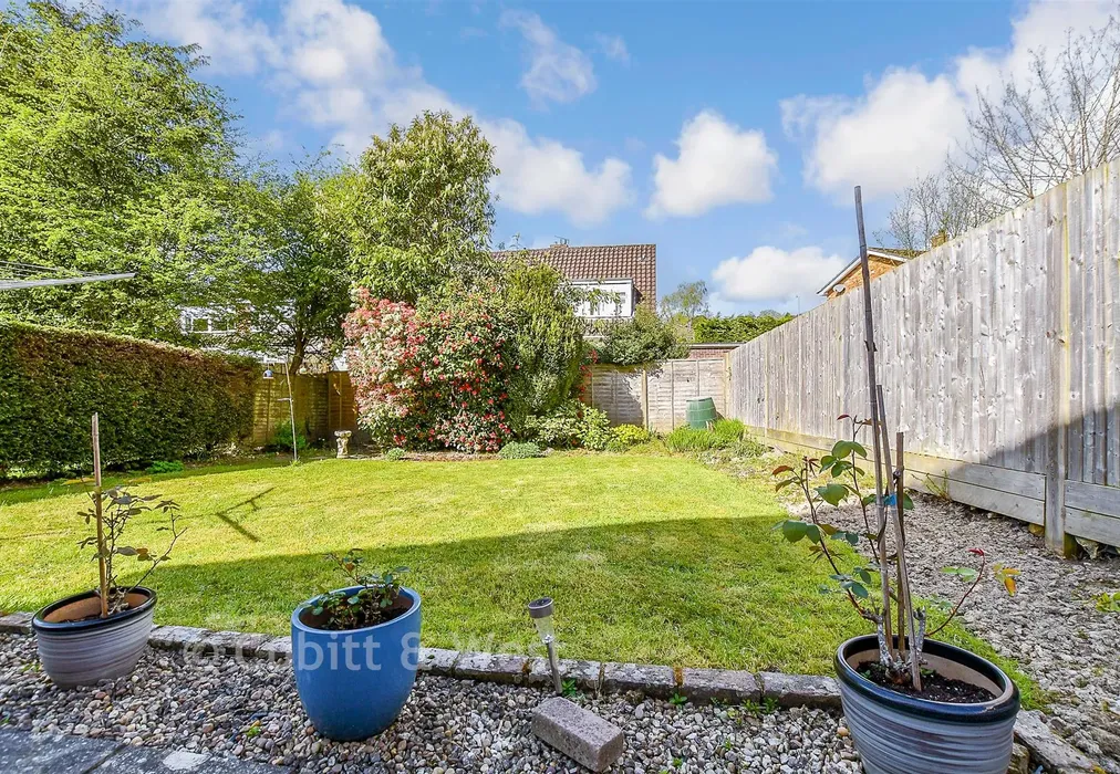 Rear Garden - Combe End, Crowborough, East Sussex - Wards of Kent