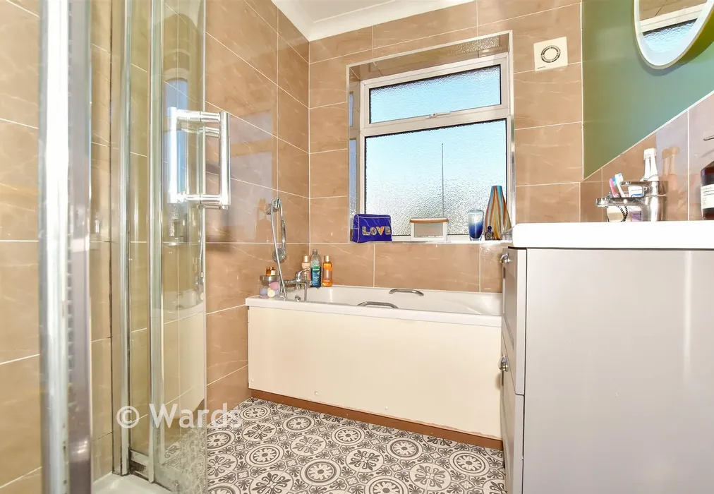 Bathroom - Shorncliffe Road, Folkestone, Kent - Wards of Kent