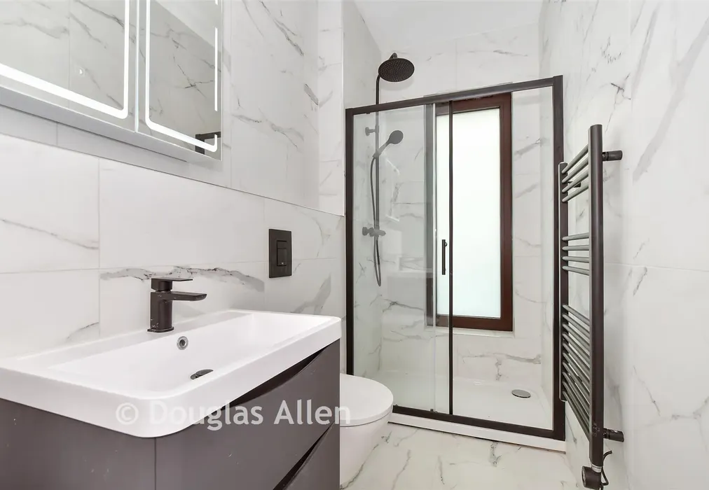 En-Suite - Quarter Four, Larkshall Road, Chingford - Wards of Kent