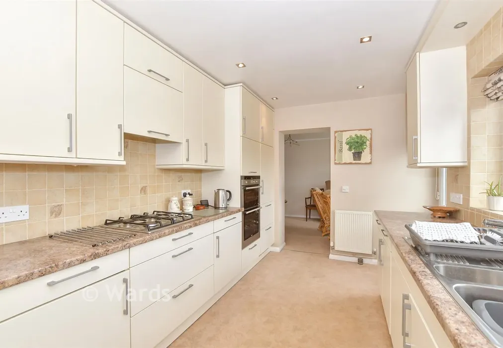 Kitchen - Chester Avenue, Tunbridge Wells, Kent - Wards of Kent
