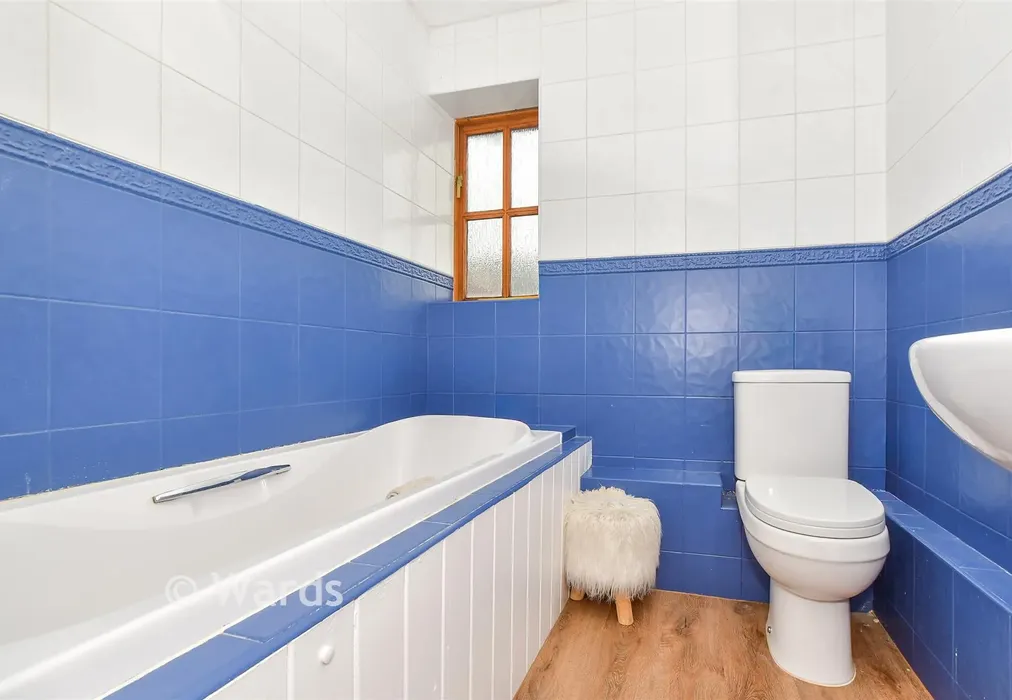 Family Bathroom - Jarvis Place, St Michaels, Tenterden, Kent - Wards of Kent
