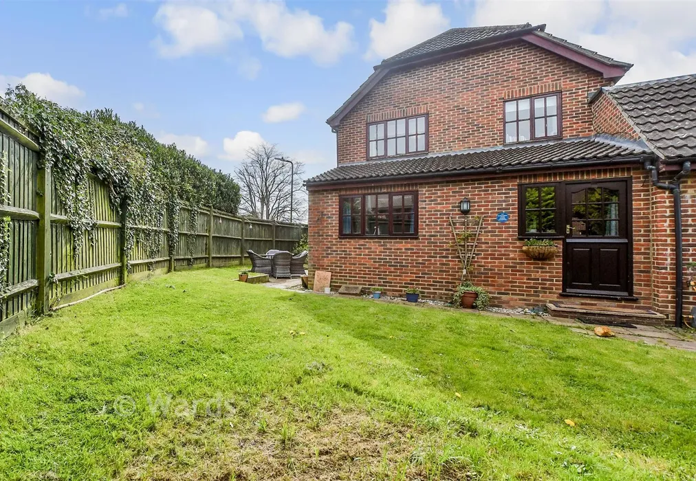Rear Garden - Jarvis Place, St Michaels, Tenterden, Kent - Wards of Kent