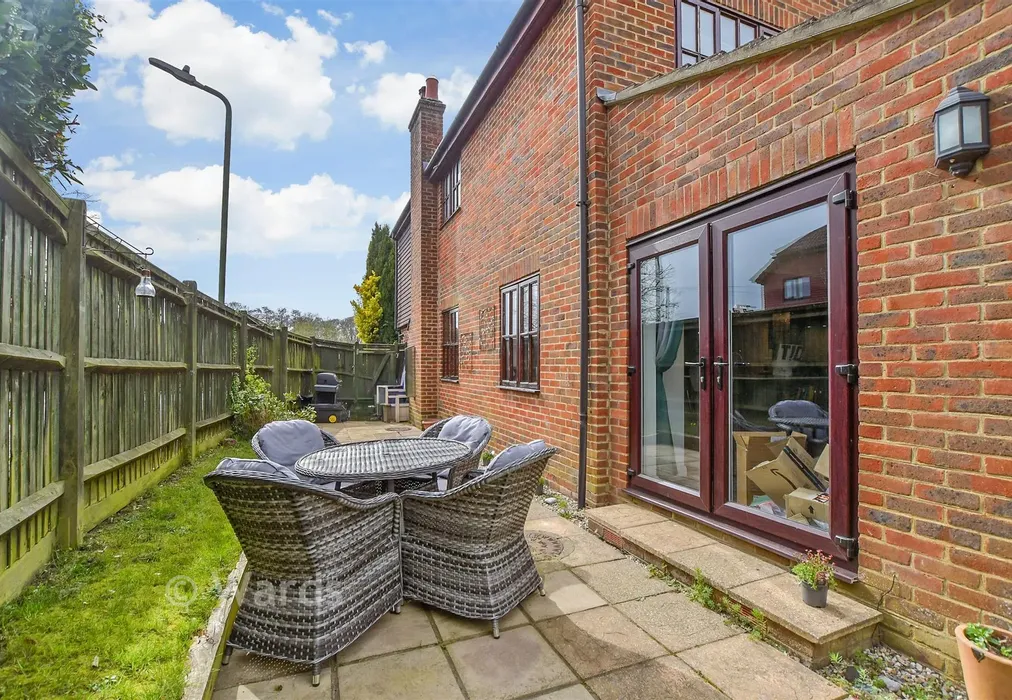 Side Garden - Jarvis Place, St Michaels, Tenterden, Kent - Wards of Kent