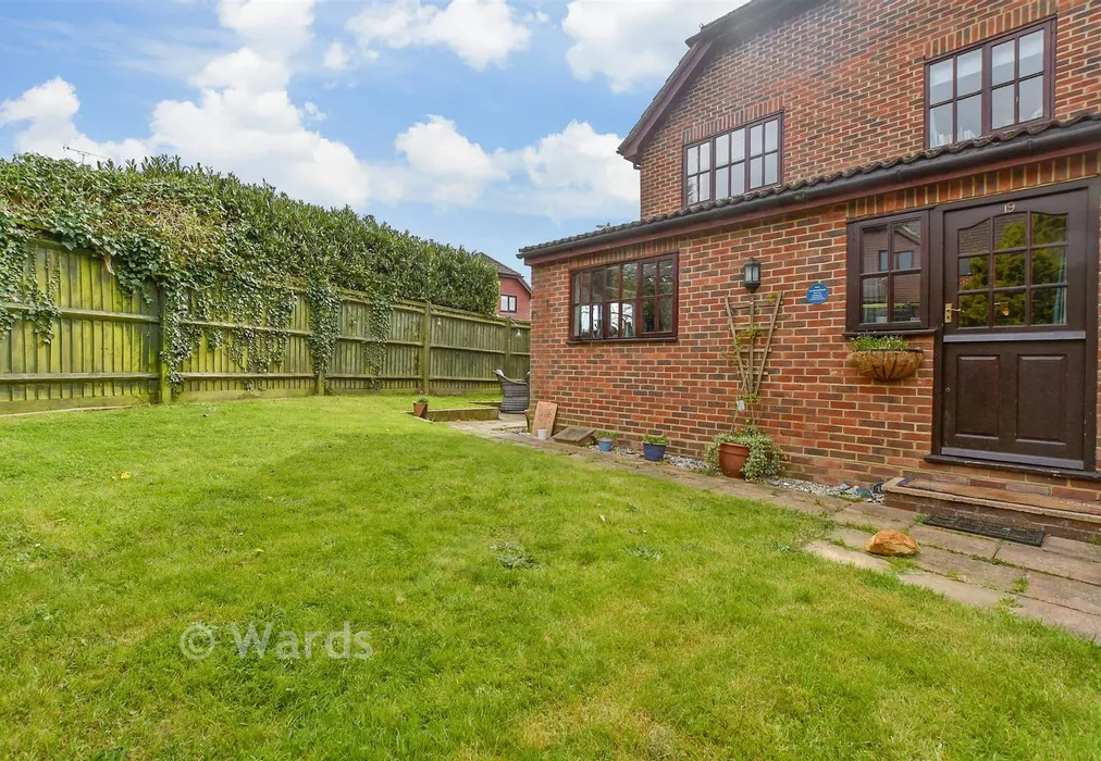 Rear Garden - Jarvis Place, St Michaels, Tenterden, Kent - Wards of Kent