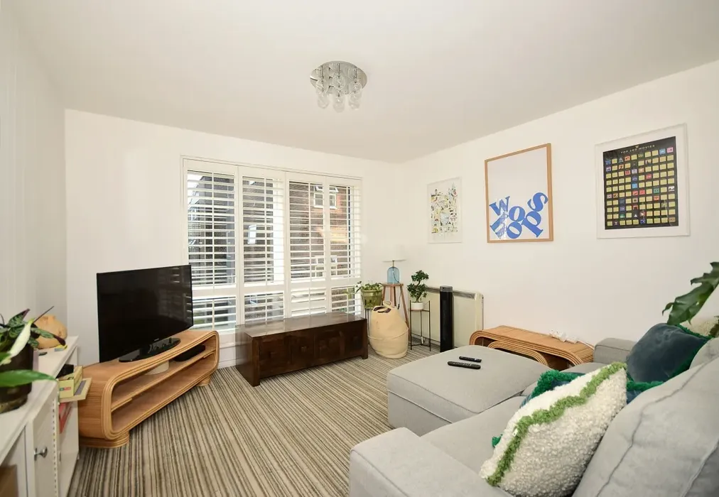 DSC_0217 - Swan Street Petersfield GU32 - Wards of Kent