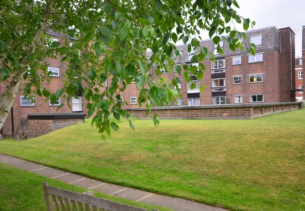 Castle Gardens rear - Swan Street Petersfield GU32 - Wards of Kent