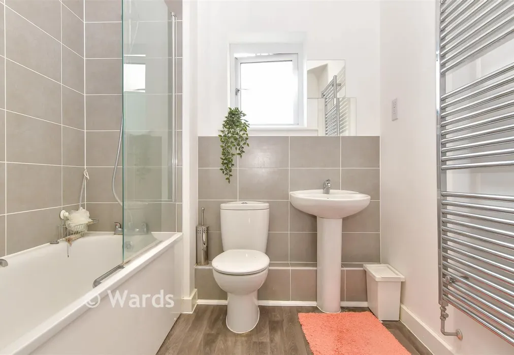 Bathroom - Springhead Parkway, Gravesend, Kent - Wards of Kent