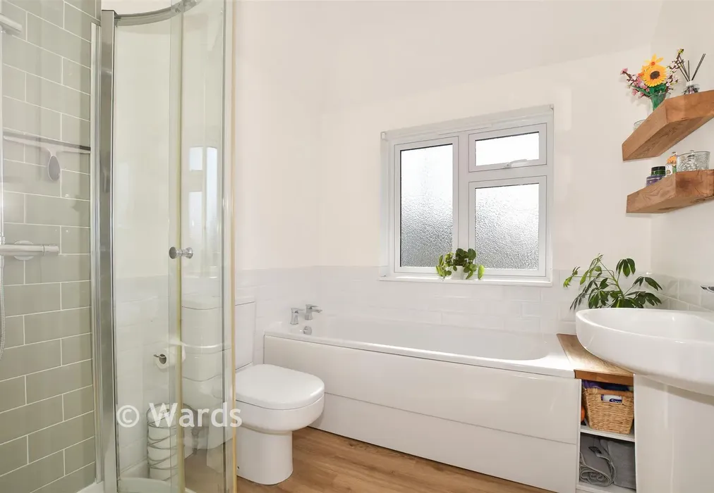 Bathroom - Old Bridge Road, Whitstable, Kent - Wards of Kent