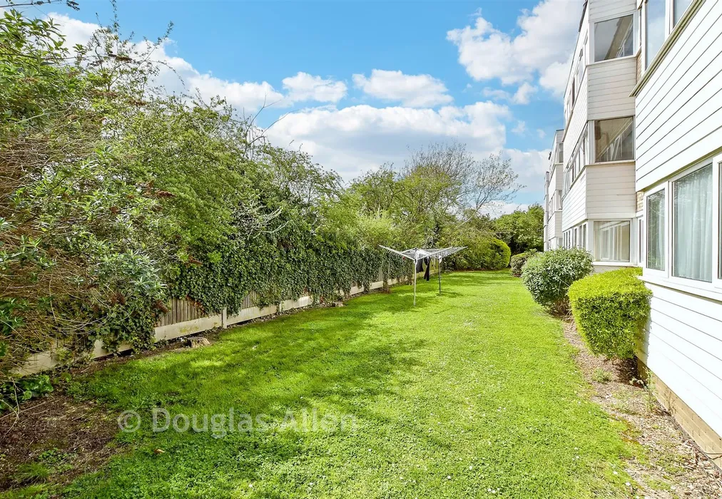 Communal Gardens - Winston Close, Romford, Essex - Wards of Kent
