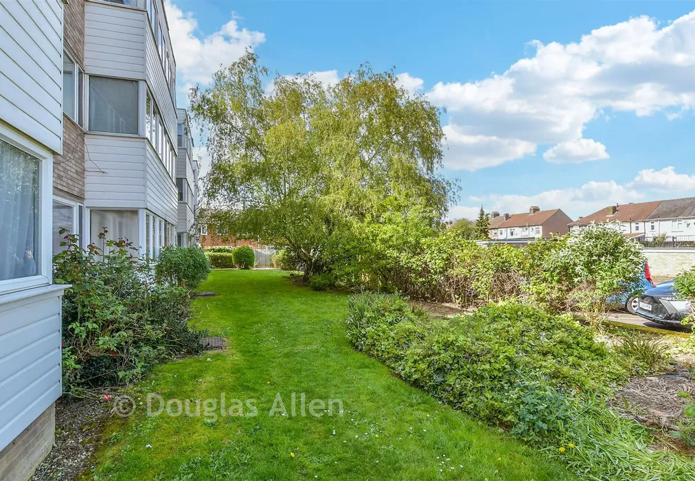 Communal Gardens - Winston Close, Romford, Essex - Wards of Kent