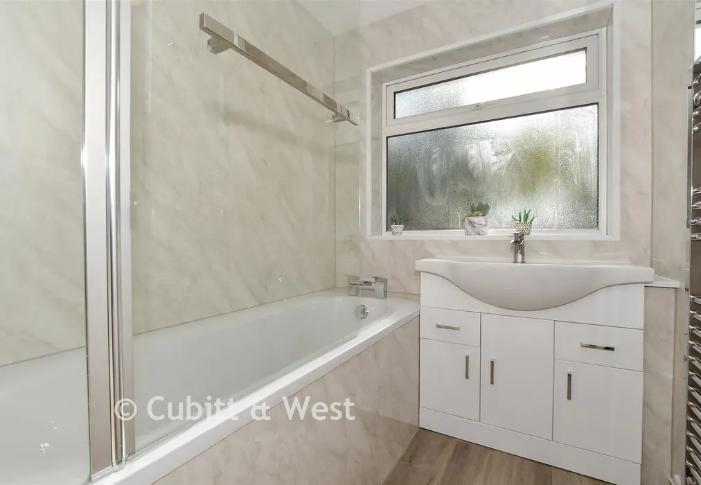 Bathroom - Beechwood Road, Caterham, Surrey - Wards of Kent