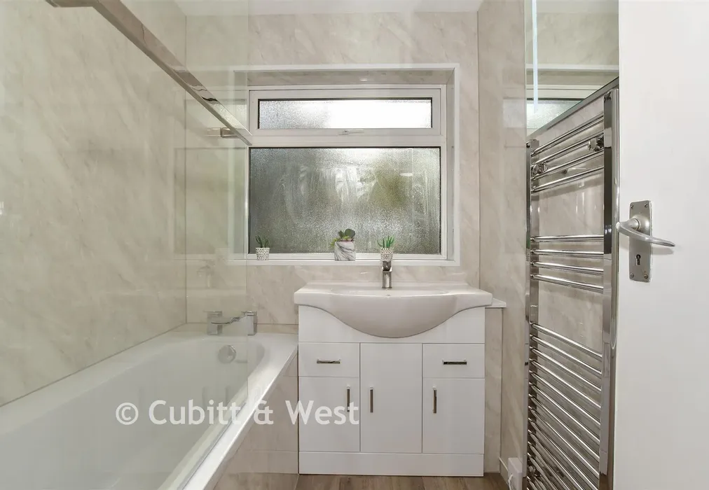 Bathroom - Beechwood Road, Caterham, Surrey - Wards of Kent
