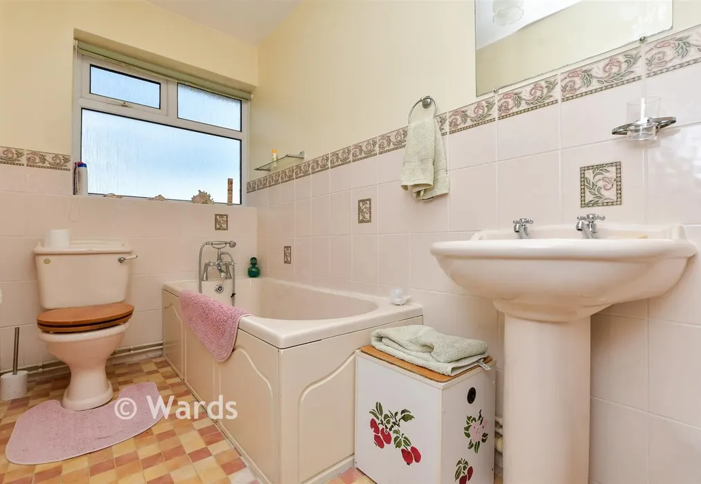 Bathroom - Sutton Road, Ringwould, Deal, Kent - Wards of Kent