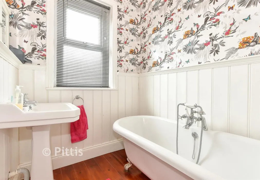 Bathroom - Station Avenue, Sandown, Isle of Wight - Wards of Kent