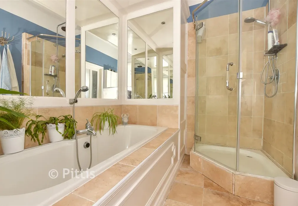 En-Suite Bathroom - Station Avenue, Sandown, Isle of Wight - Wards of Kent