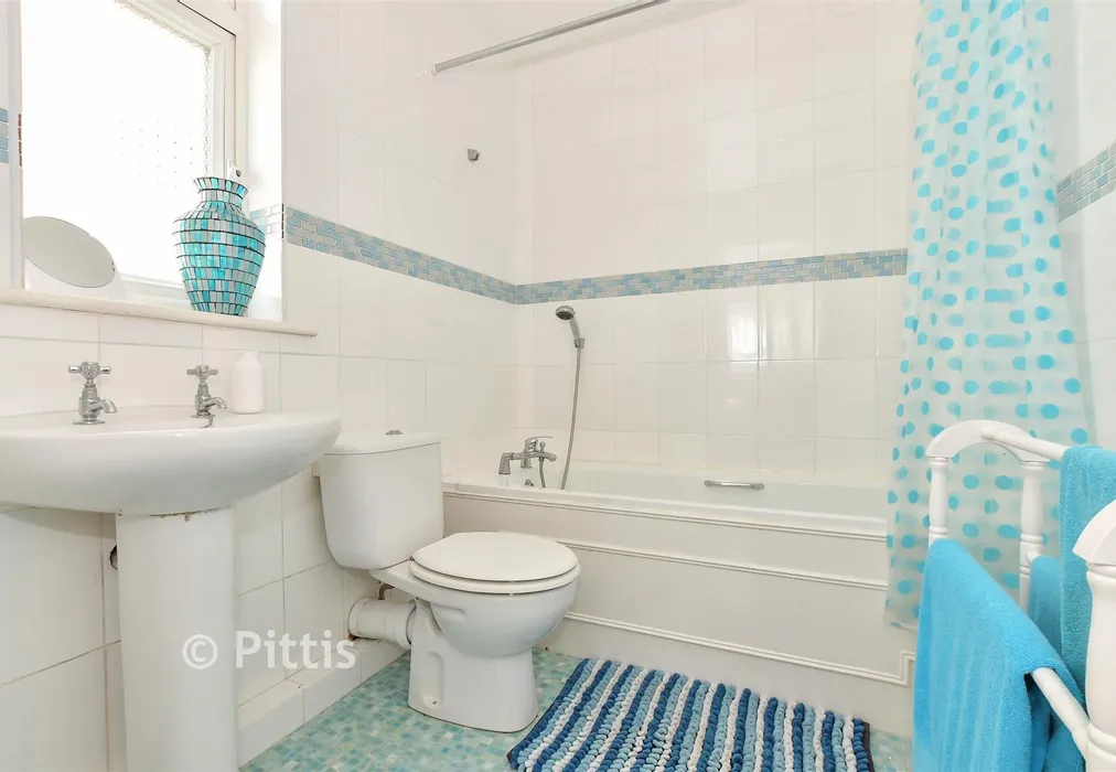 En-Suite Bathroom - Station Avenue, Sandown, Isle of Wight - Wards of Kent