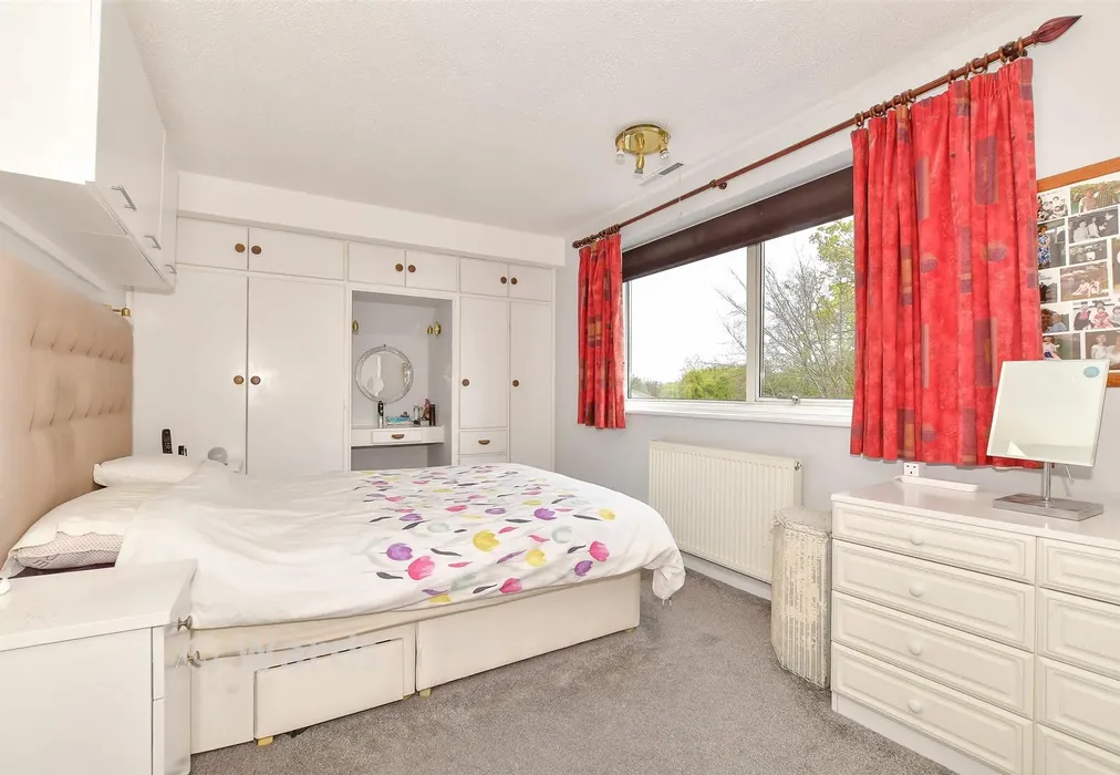 Bedroom 1 - Spire Avenue, Whitstable, Kent - Wards of Kent