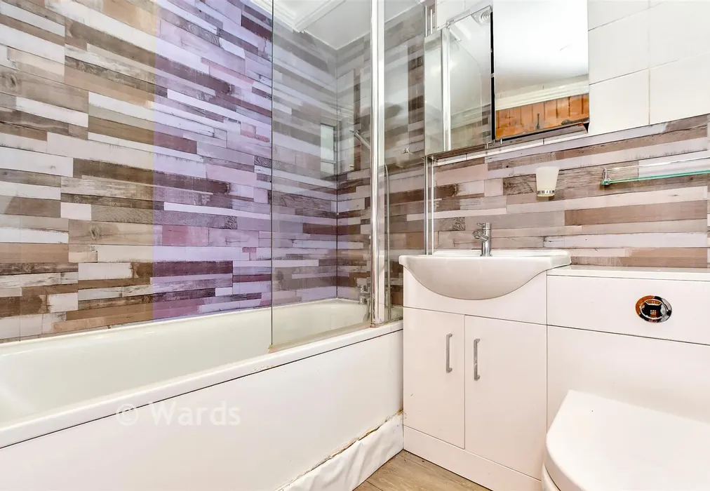Bathroom - Grosvenor Road, Kennington, Ashford, Kent - Wards of Kent