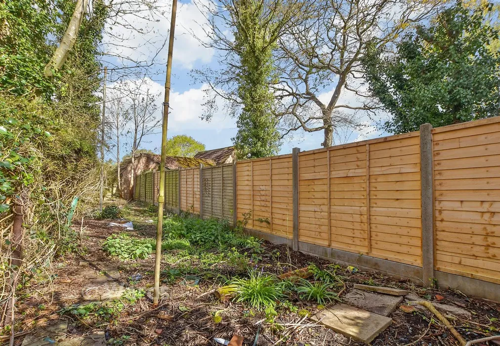 Rear Garden - Grosvenor Road, Kennington, Ashford, Kent - Wards of Kent