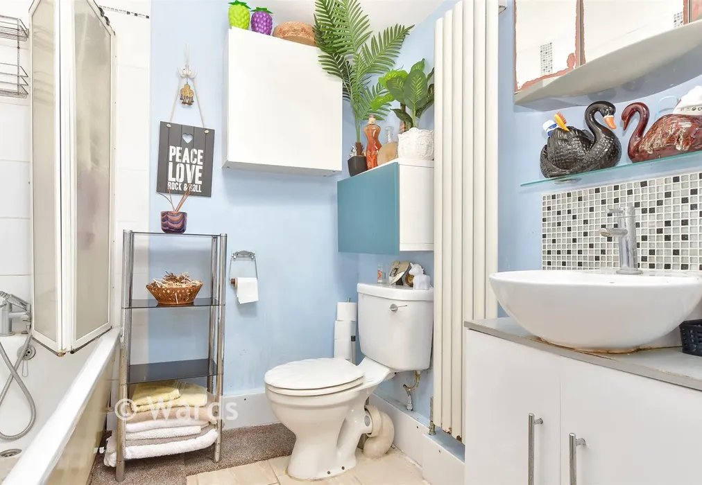 Bathroom - Weston Road, Strood, Rochester, Kent - Wards of Kent