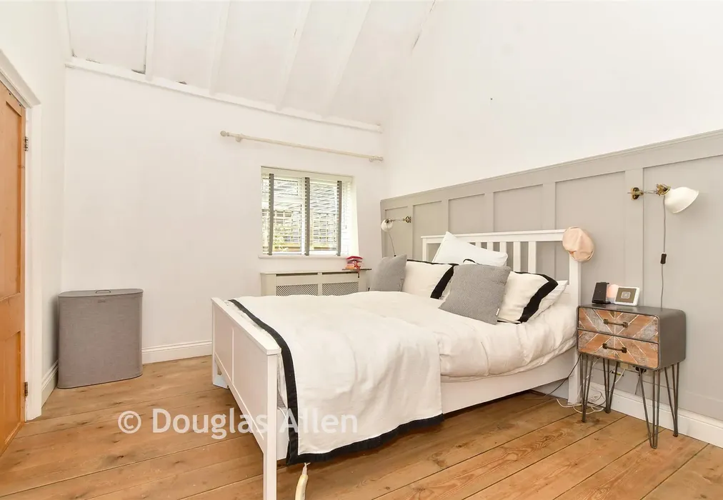 Bedroom 1 - Buttercross Lane, Epping, Essex - Wards of Kent