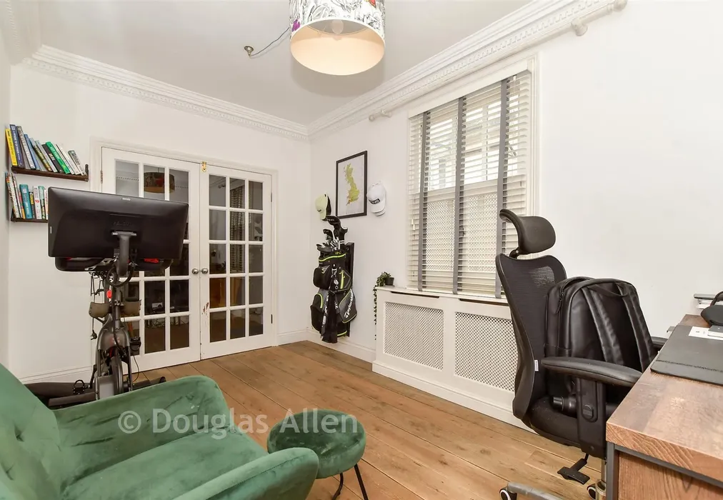 Family Room - Buttercross Lane, Epping, Essex - Wards of Kent