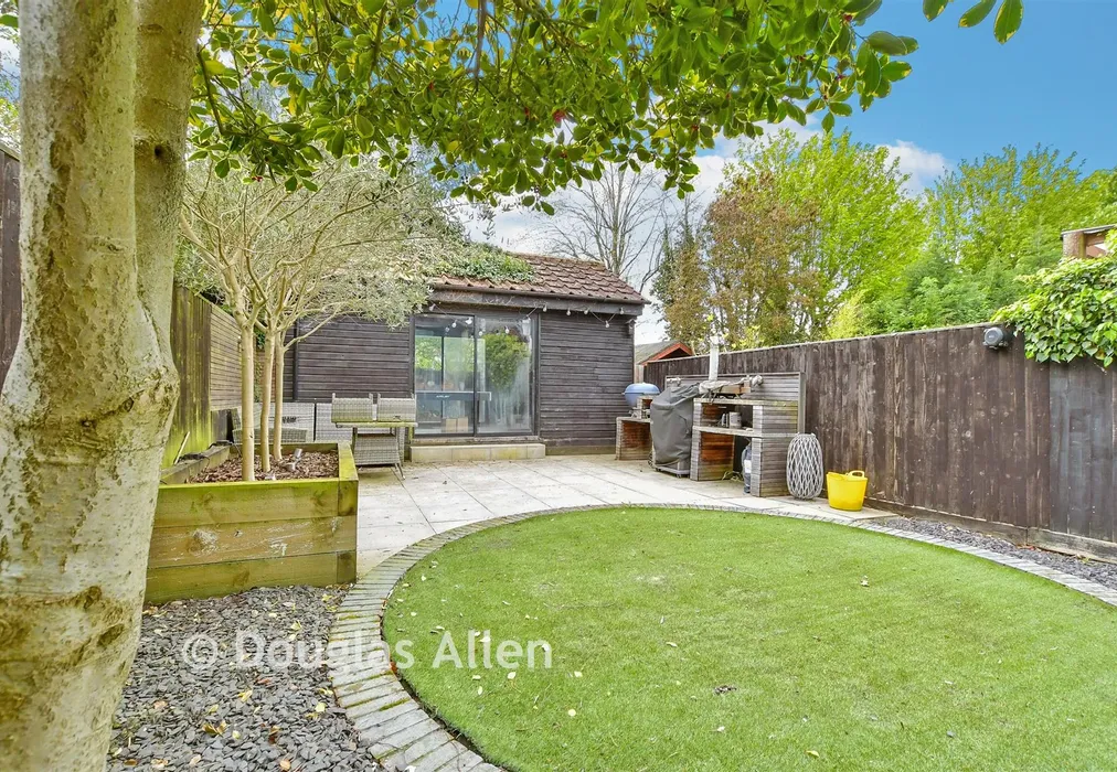 Rear Garden - Buttercross Lane, Epping, Essex - Wards of Kent