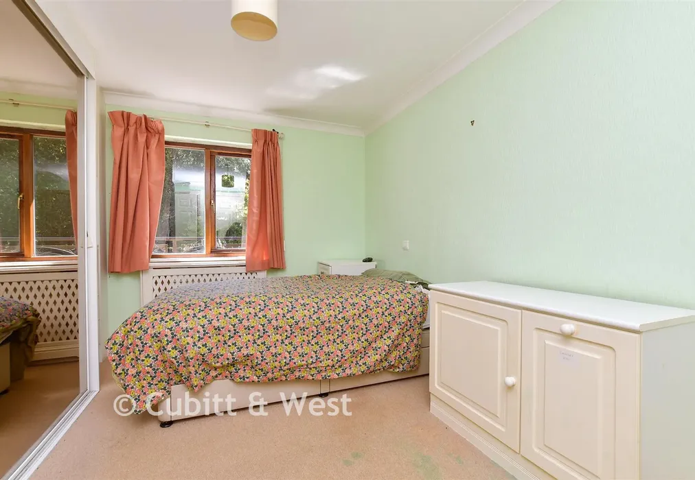 Bedroom 1 - The Avenue, Tadworth, Surrey - Wards of Kent