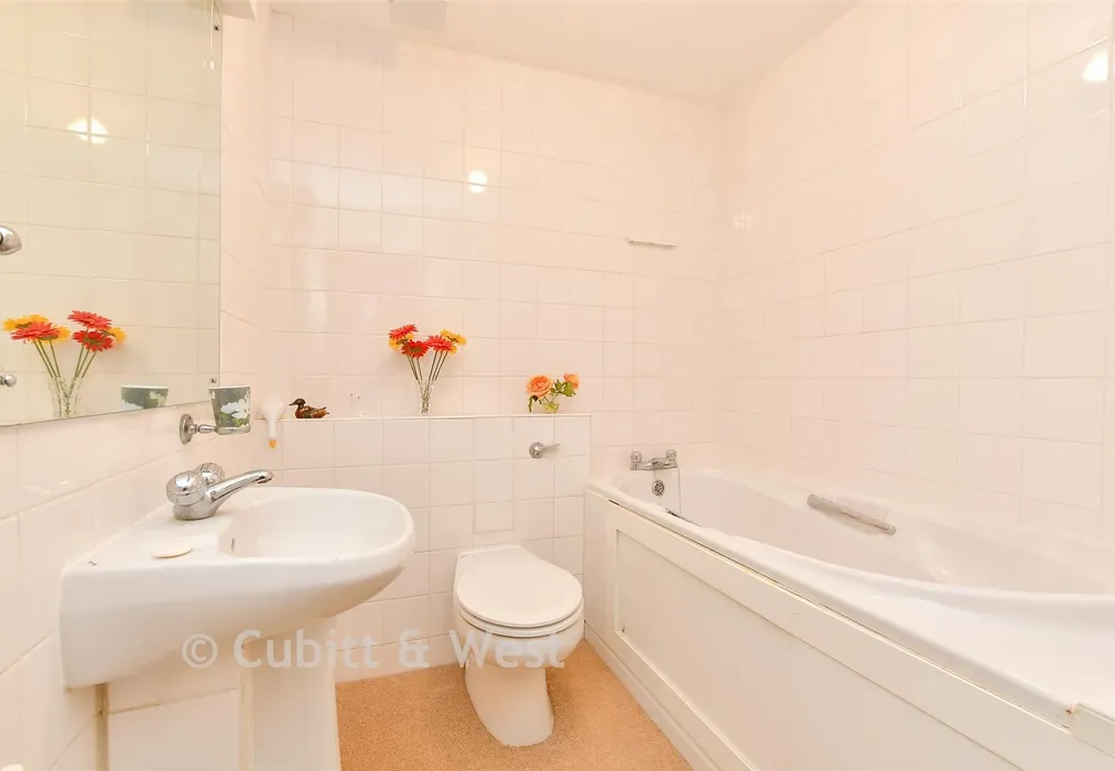 Bathroom - The Avenue, Tadworth, Surrey - Wards of Kent
