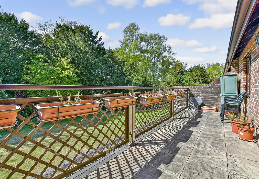 Balcony / Terrace - The Avenue, Tadworth, Surrey - Wards of Kent