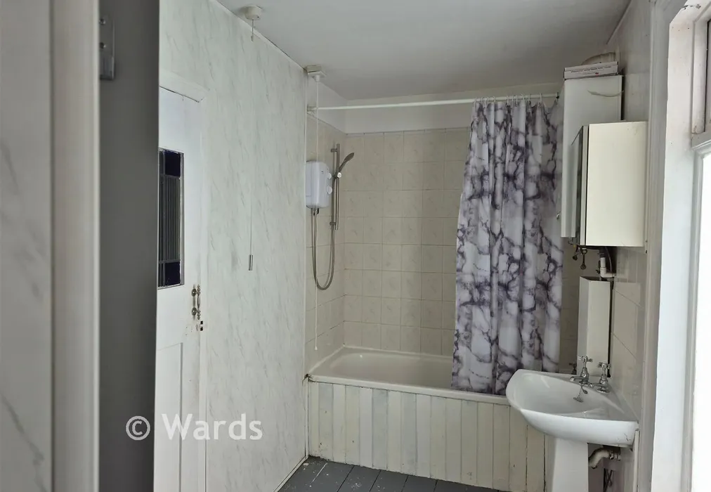 Bathroom.. - London Road, Dover, Kent - Wards of Kent