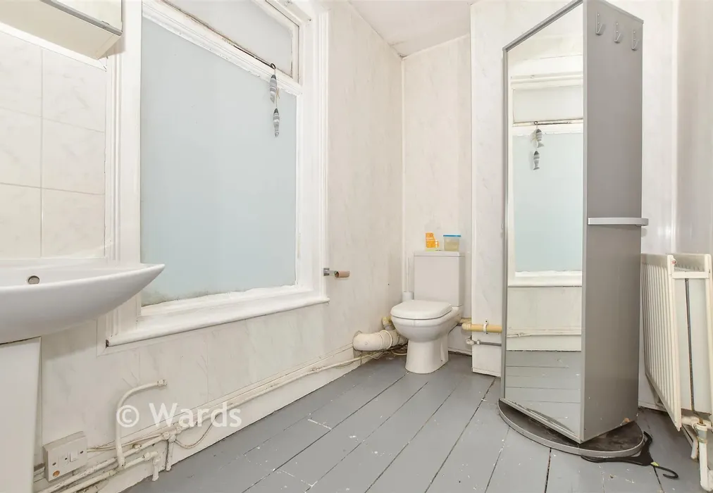 Bathroom - London Road, Dover, Kent - Wards of Kent