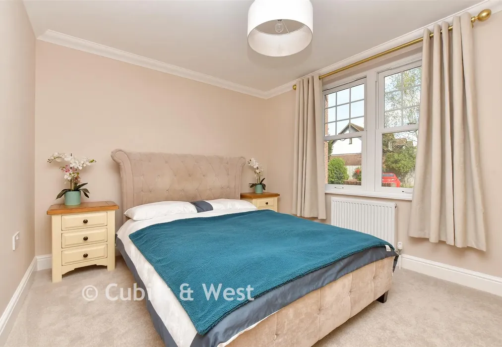Bedroom 1 - Park Rise, Leatherhead, Surrey - Wards of Kent