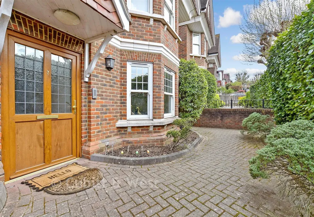 Front Elevation - Park Rise, Leatherhead, Surrey - Wards of Kent