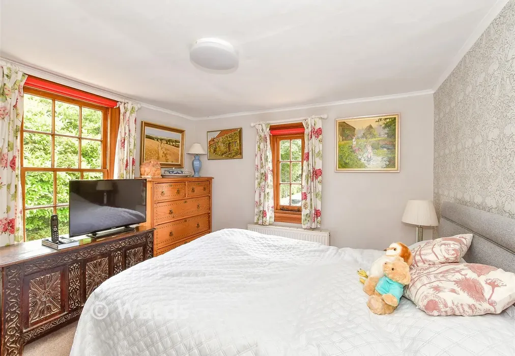 Bedroom 1 - The Street, Wittersham, Kent - Wards of Kent