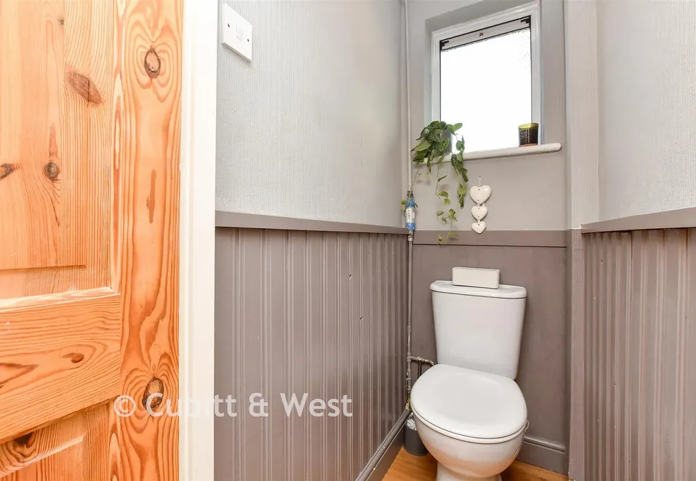 Cloakroom - Stoneleigh Park Avenue, Shirley, Croydon, Surrey - Wards of Kent