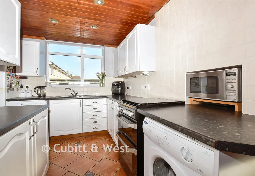 Kitchen - Stoneleigh Park Avenue, Shirley, Croydon, Surrey - Wards of Kent