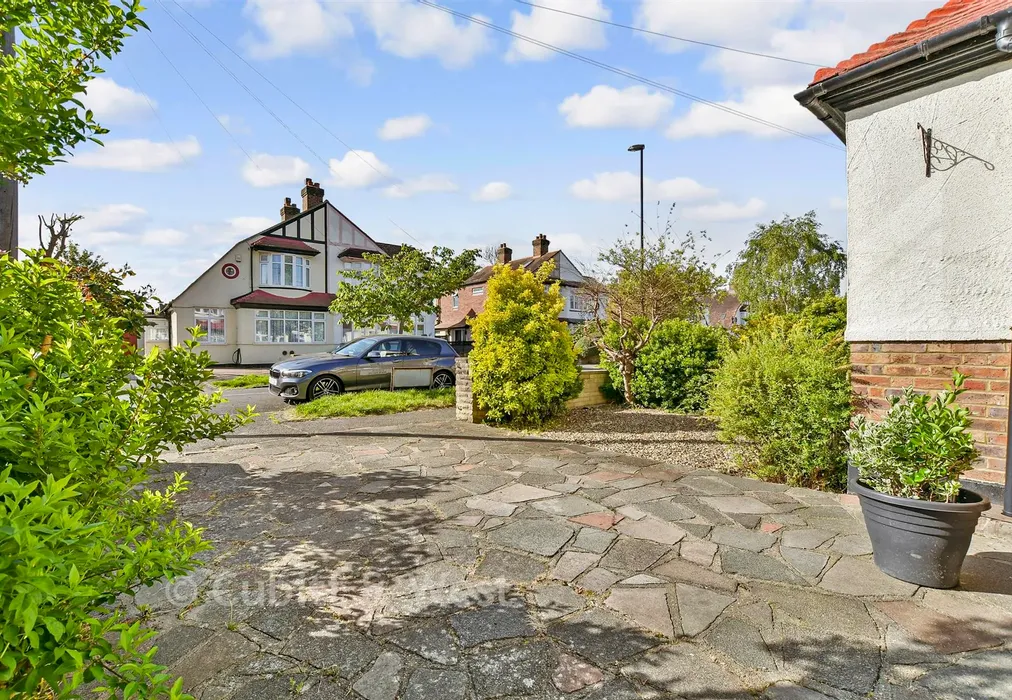 Driveway/Parking - Stoneleigh Park Avenue, Shirley, Croydon, Surrey - Wards of Kent