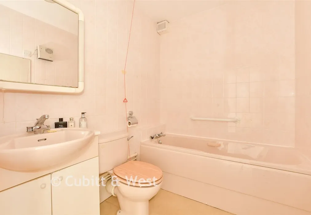 Bathroom - Alma Road, Reigate, Surrey - Wards of Kent