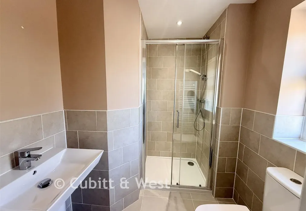 En Suite - Holmwood Way, Angmering, West Sussex - Wards of Kent