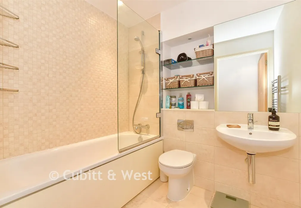 Bathroom - Cross Street, Portsmouth, Hampshire - Wards of Kent