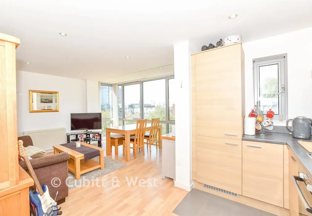 Lounge/Kitchen - Cross Street, Portsmouth, Hampshire - Wards of Kent