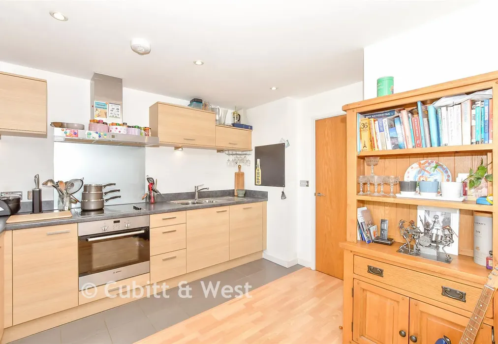 Lounge/Kitchen - Cross Street, Portsmouth, Hampshire - Wards of Kent