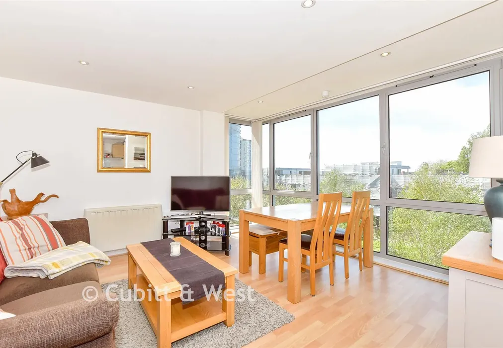 Lounge/Kitchen - Cross Street, Portsmouth, Hampshire - Wards of Kent