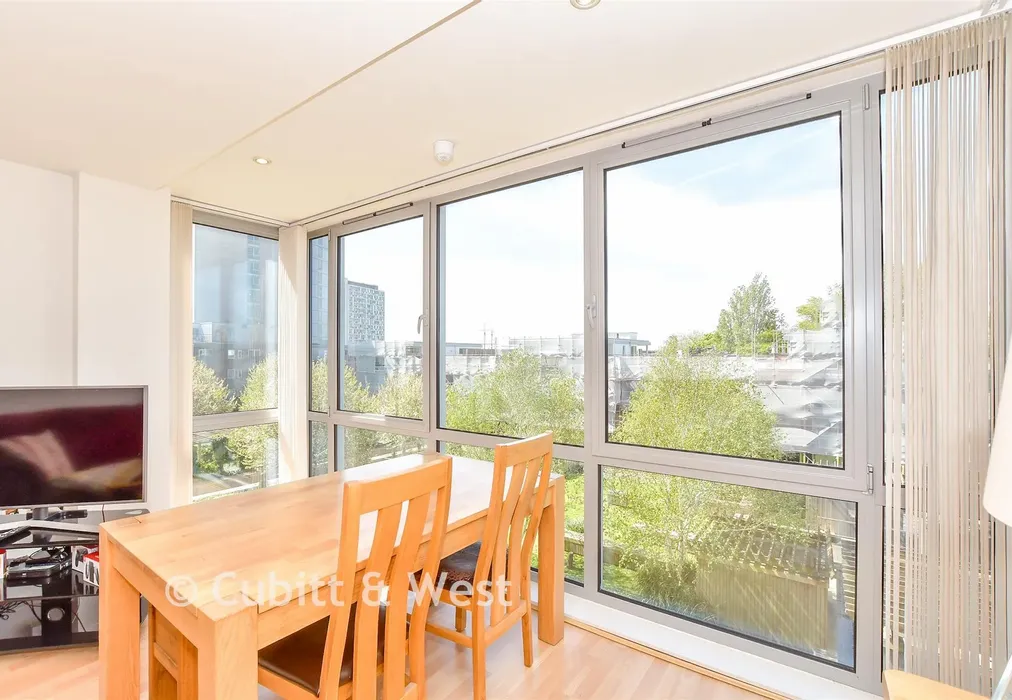 Internal Lifestyle Photograph - Cross Street, Portsmouth, Hampshire - Wards of Kent