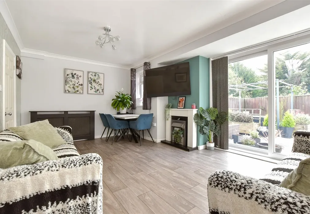 Lounge - Martine Close, Freshwater, Isle of Wight - Wards of Kent