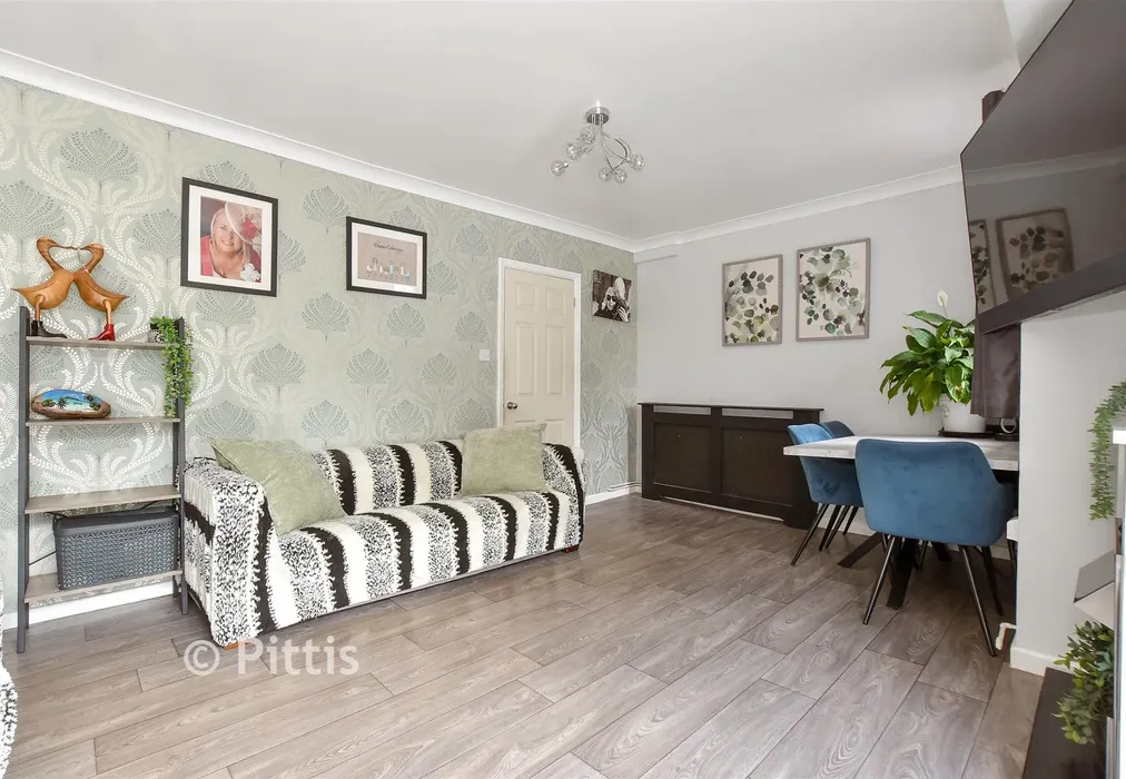 Lounge - Martine Close, Freshwater, Isle of Wight - Wards of Kent