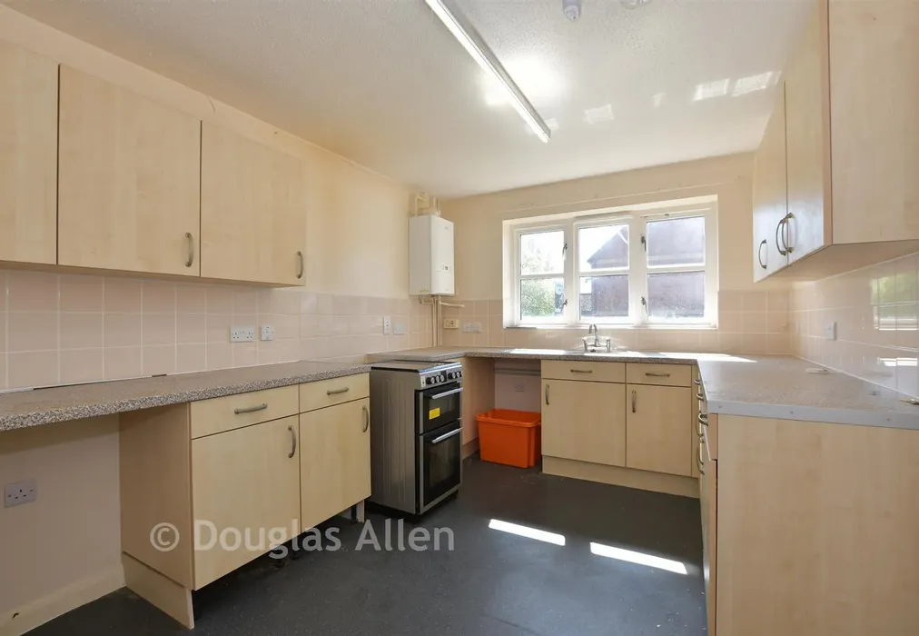 Kitchen - Bryn Farm Close, Basildon, Essex - Wards of Kent